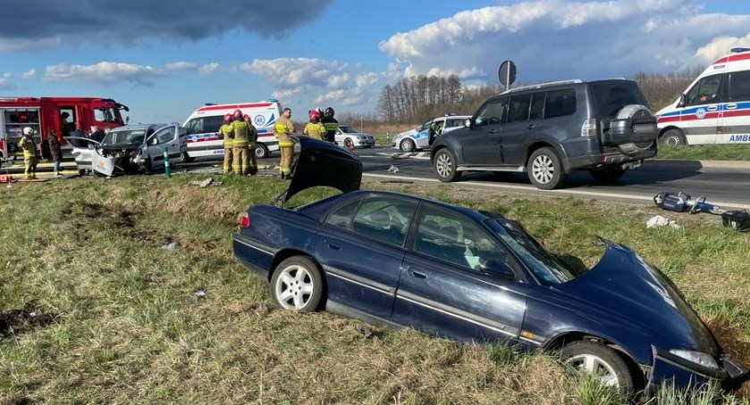 Poważny wypadek na DW 341 w gminie Miękinia. Cztery osoby trafiły do szpitala