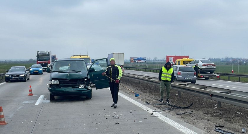 Najechanie na tył na A4 w kierunku Wrocławia. Ruch odbywa się prawym pasem jezdni