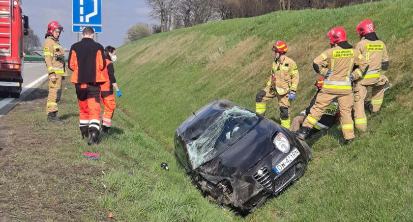 Uwaga na utrudnienia na A4 w kierunku Wrocławia. Alfa Romeo wypadła z jezdni do przydrożnego rowu
