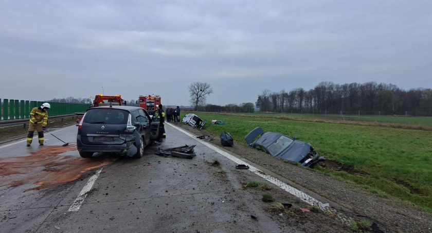 Pijany kierowca doprowadził do groźnego wypadku na A4. Dwa pojazdy wypadły z jezdni do przydrożnego rowu