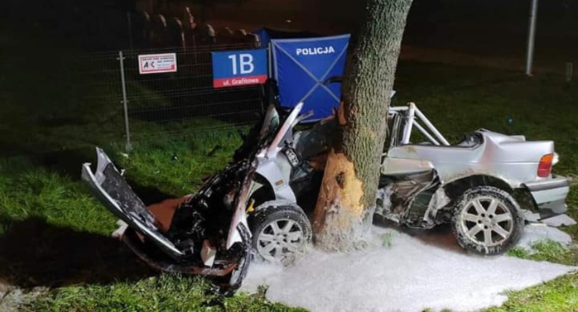 19-letni pasażer poniósł śmierć na miejscu, kierowca walczy o życie w szpitalu. BMW, który podróżowali dosłownie owinęło się wokół drzewa