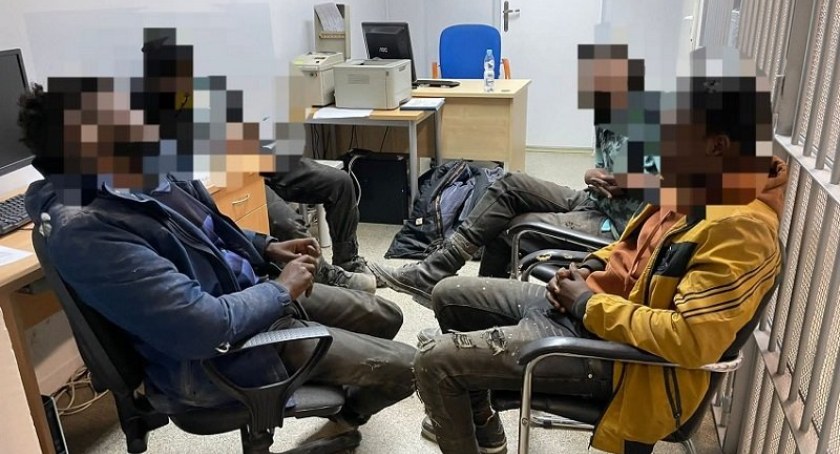 Jaworscy policjanci zatrzymali pięciu nielegalnych imigrantów. Wpadli podczas obsługi zdarzenia drogowego, w którym brali udział