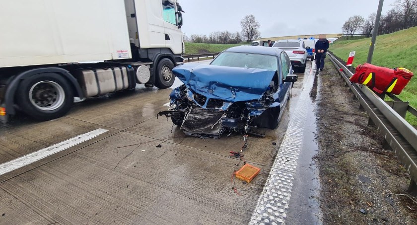 BMW uderzyło w bariery. Groźne zdarzenia na A4 w kierunku Katowic