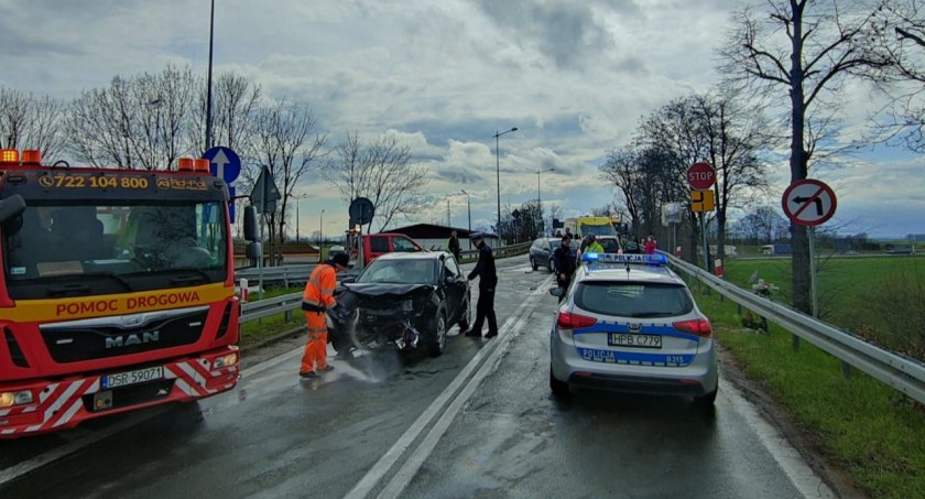 Zjazd z A4 na Kostomłoty. Jeden Volkswagen kontra dwie Toyoty