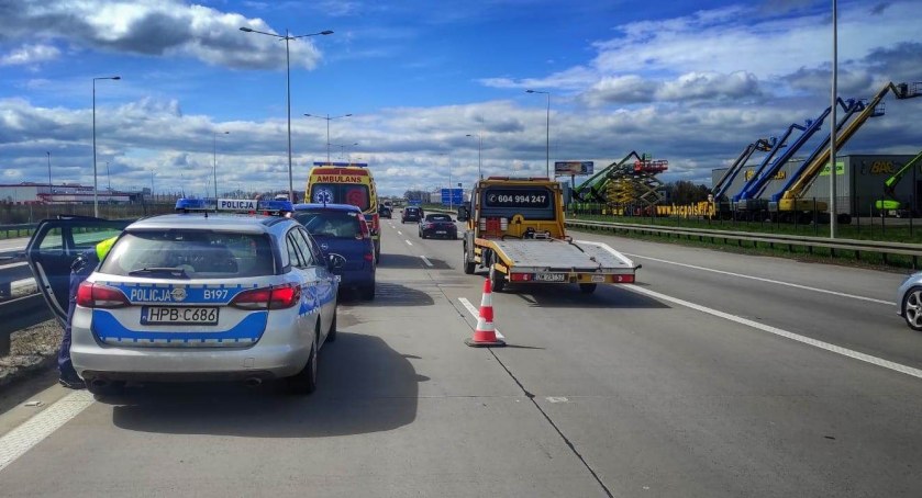 A4 kierunek Zgorzelec. Klasyczne najechanie na tył, jedna osoba pod opieką ratowników medycznych