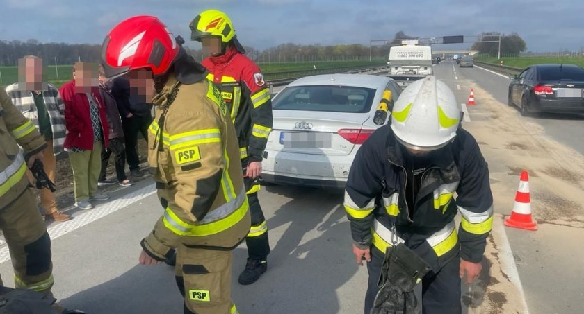 Kolizja dwóch osobówek na A4 w kierunku Legnicy. Lewy pas jezdni zablokowany