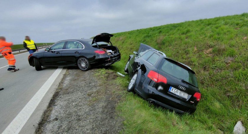 Korek na A4 w kierunku Zgorzelca wciąż rośnie. Dwie kolizje z udziałem 4 aut na 117 kilometrze autostrady. Audi wypadło z drogi