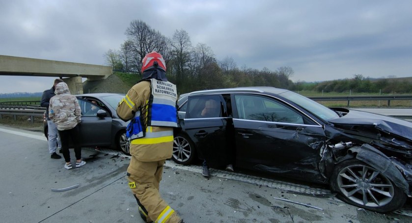 Poważne utrudnienia na A4. Kolizja 5 aut na 118 kilometrze autostrady w kierunku Zgorzelca. Lewy pas całkowicie zablokowany
