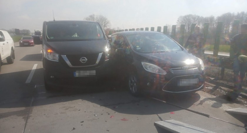 Dwa busy i dwie osobówki. Kolejna kolizja na A4 w kierunku Legnicy