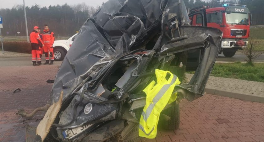 Koszmarny wypadek na A1 w Dobieszowicach. 28-letni kierowca zginął na miejscu, pasażer walczy o życie w szpitalu