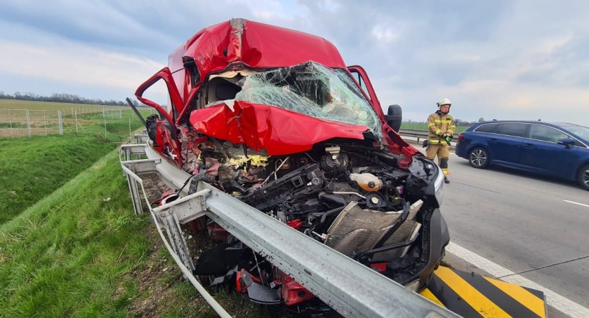 Wyprzedzał ciężarówkę i stracił panowanie nad pojazdem. Z kabiny jego busa niewiele pozostało. Poważne utrudnienia na A4 w kierunku granicy