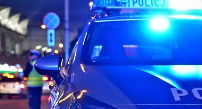 Zatrzymał auto na środku drogi i....zasnął. Obudził go przejeżdżający w pobliżu policyjny patrol