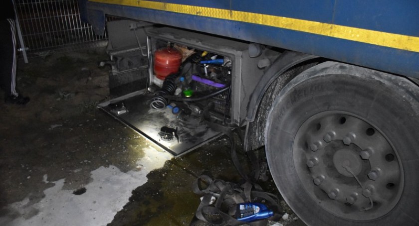 Przed policjantami schowali się pod naczepą tira. Jeden ze sprawców kradzieży tłumaczył się, że szukał… zasięgu