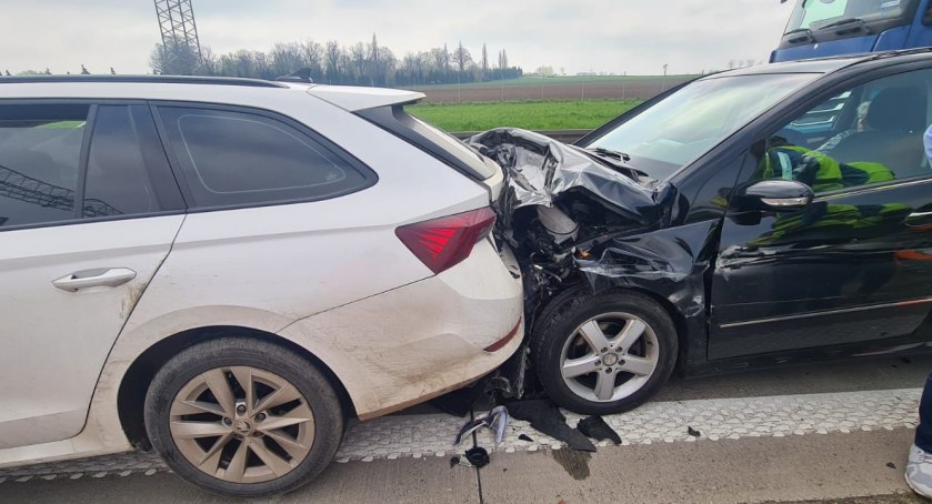 Najechanie na tył na A4 w kierunku Wrocławia. Ruch odbywa się prawym pasem jezdni
