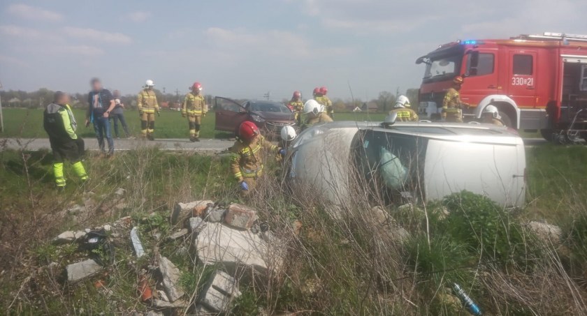 Poważny wypadek pod Kątami Wrocławskimi. Na DW362 podczas manewru wyprzedzania zderzyły się dwa pojazdy osobowe. Dwie osoby poszkodowane