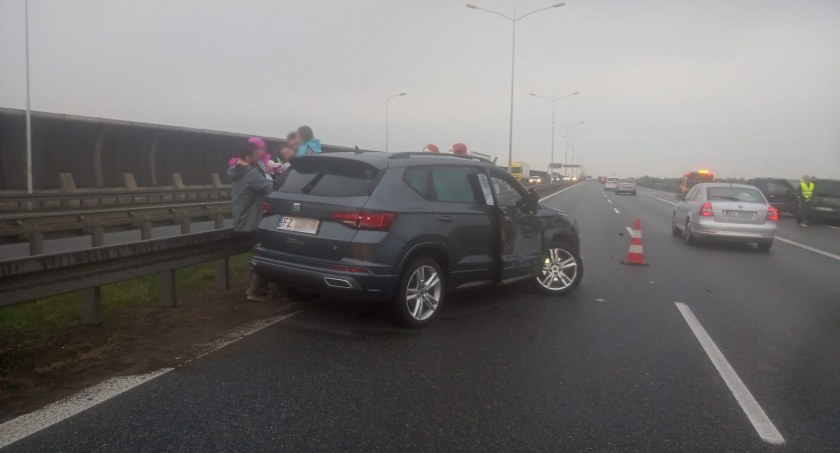 Groźny wypadek na AOW. Zderzenie trzech aut osobowych na węźle Wrocław Północ. Dwójka dzieci została zabrana do szpitala
