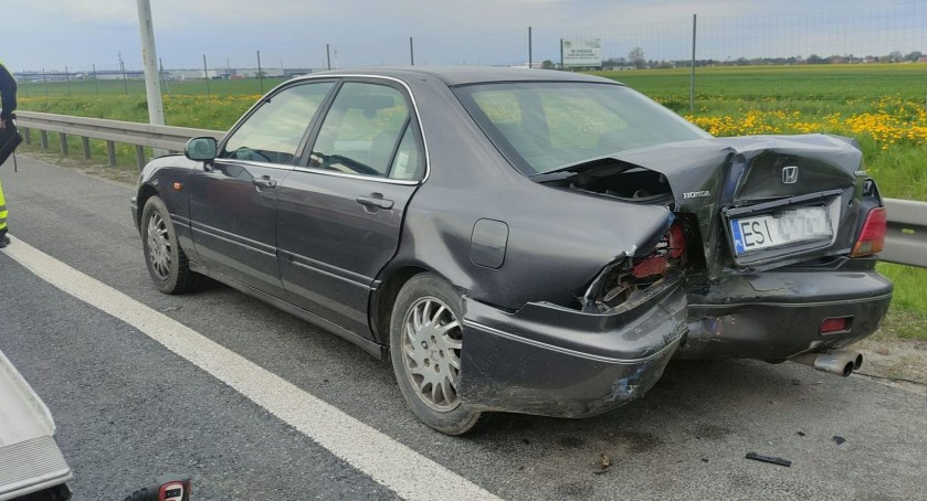 Kolizja na autostradowym węźle Wrocław Południe. Bus uderzył w tył osobówki. Niewielkie utrudnienia na AOW w kierunku Kudowy