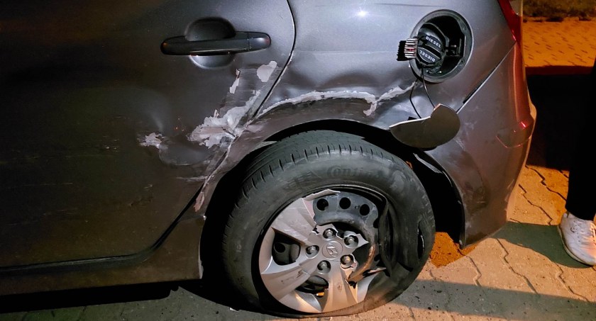 Nieznany sprawca uszkodził dwa pojazdy i uciekł z miejsca zdarzenia. Policja rozkłada ręce, a poszkodowani liczą straty i rozpaczliwie szukają pomocy