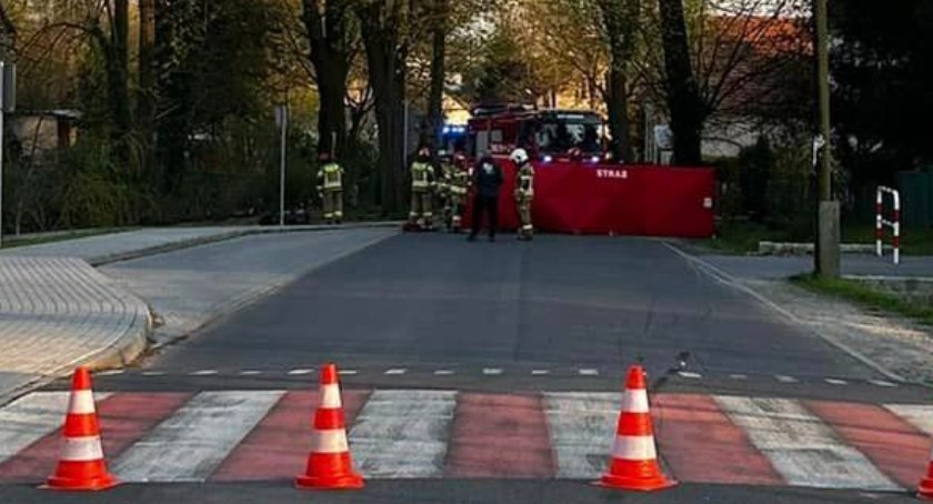 Śmierć motocyklisty w Krzywej. Najechał na próg zwalniający i uderzył w drzewo. Jego motocykl stanął w płomieniach