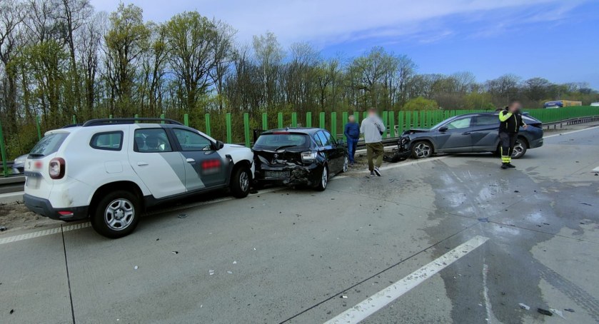 Zderzenie ciężarówki busa i czterech osobówek na A4 w kierunku Legnicy. Autostrada w pobliżu Kątów Wrocławskich całkowicie zablokowana