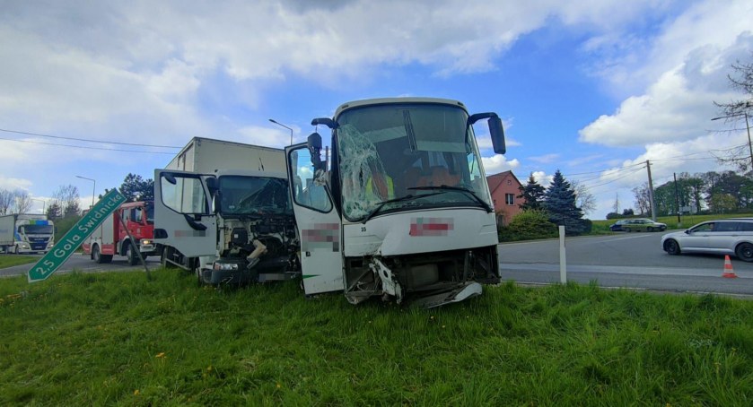 Autobus szkolny zderzył się z ciężarówką. Do szpitala trafiło 8 osób, wśród poszkodowanych są dzieci