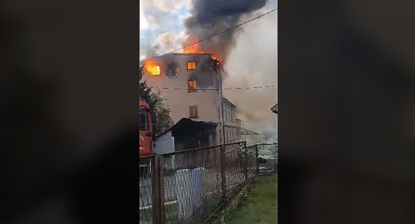 Pożar młyna w Uniejowicach. Z ogniem walczy osiem zastępów straży pożarnej