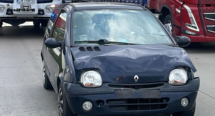Osobówka najechała na tył ciężarówki. Utrudnienia na A4 w kierunku Wrocławia