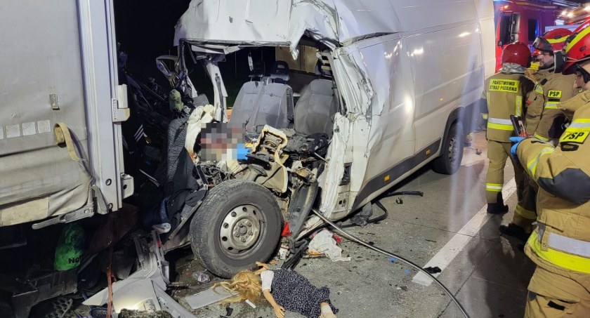 Koszmarny wypadek na A4 w kierunku Wrocławia. Kierowca busa poniósł śmierć na miejscu