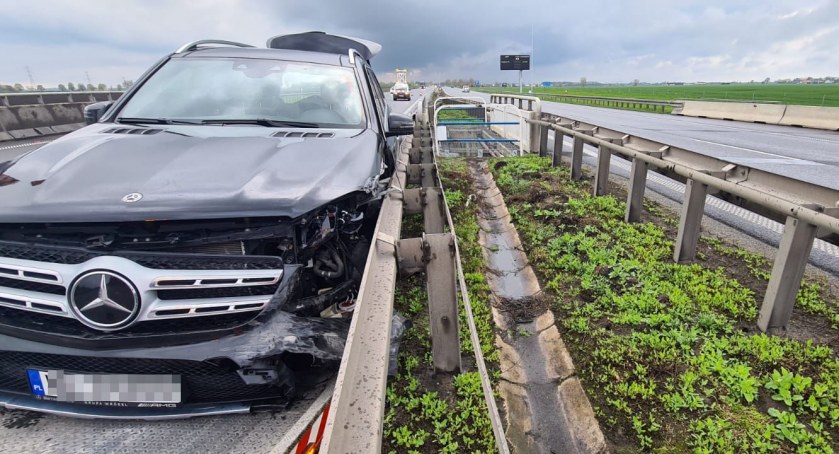Mercedes uderzył w bariery. Chwilowe utrudnienia na A4 w kierunku Katowic