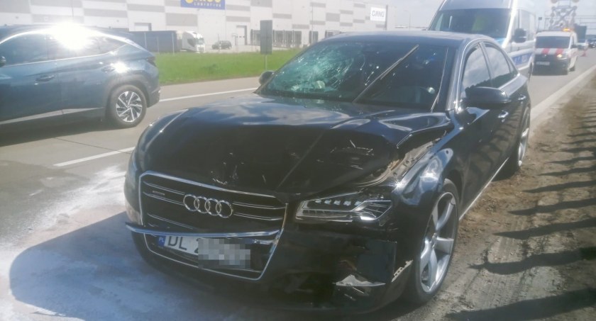 Kolizja trzech pojazdów na A4 w kierunku Legnicy. Sprawca bez uprawnień do prowadzenia pojazdów