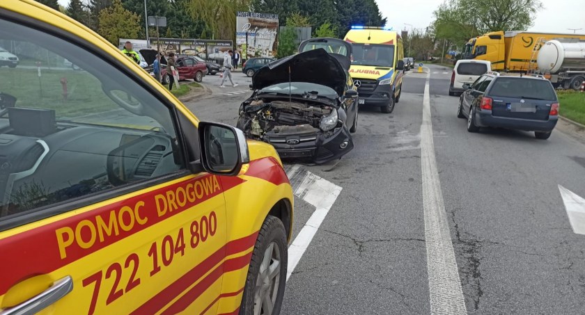 Wymuszenie pierwszeństwa przejazdu w Kątach Wrocławskich. Jedna osoba przetransportowana do szpitala