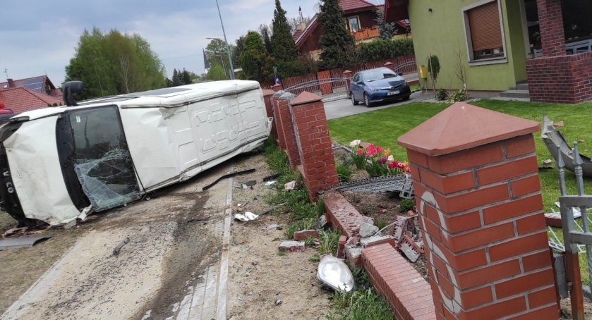 Pijany Ukrainiec wjechał busem w ogrodzenie domu jednorodzinnego. To cud, że nikogo nie zabił