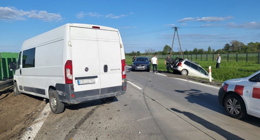 Kolizja z udziałem busa i dwóch osobówek. Autostrada A4 w kierunku Wrocławia zablokowana