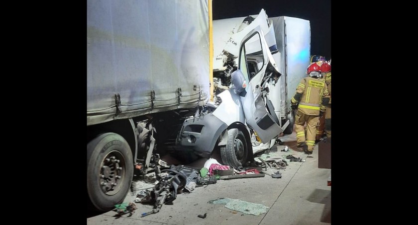 Śmiertelny wypadek na A4 w kierunku Zgorzelca. Bus uderzył w tył ciężarówki