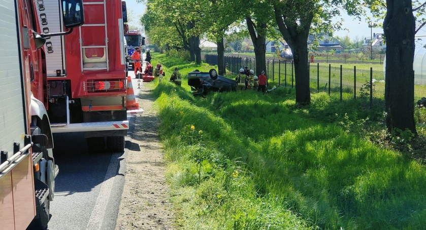 Dachowanie w gminie Żórawina. Na miejscu lądował śmigłowiec LPR, trzy osoby trafiły do szpitala