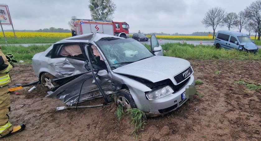 Wypadek w gminie Kostomłoty. Do szpitala trafiły trzy osoby, w tym ciężko ranny 16-latek