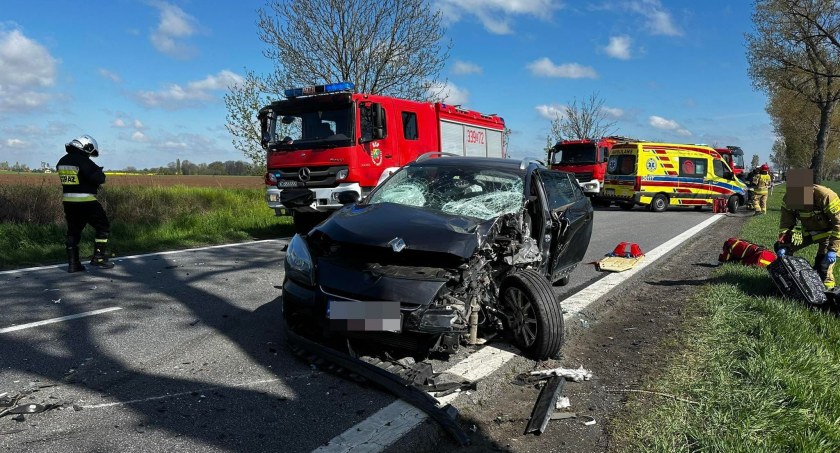 Zderzenie osobówki z autobusem na DK8 w Jordanowie Śląskim. Dwie osoby przetransportowane do szpitala