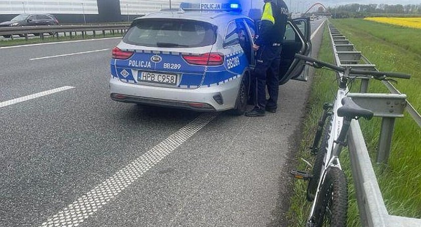Kompletnie pijany jechał rowerem po A4. 55-latek tłumaczył, że spieszy się, aby przekazać wnukowi prezent na komunię w....Strzelinie