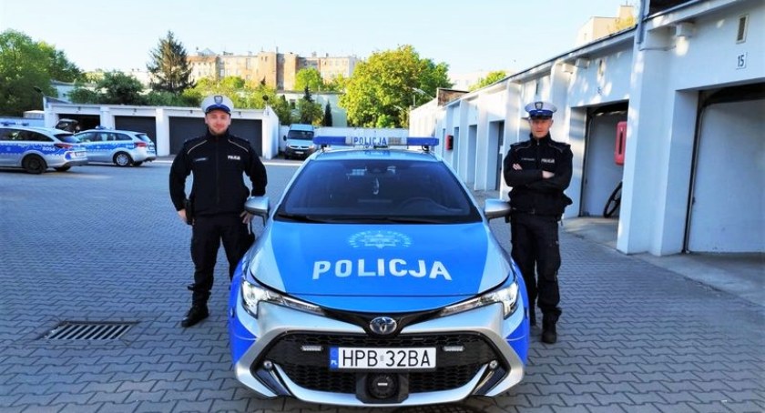 Policjanci pilotowali samochód z kobietą, która wymagała pilnej pomocy medycznej