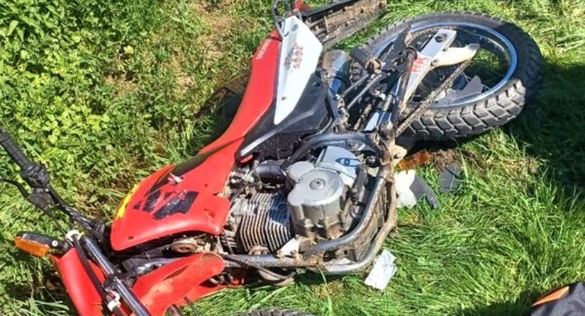 Czołowe zderzenie motocykla z ciężarówką