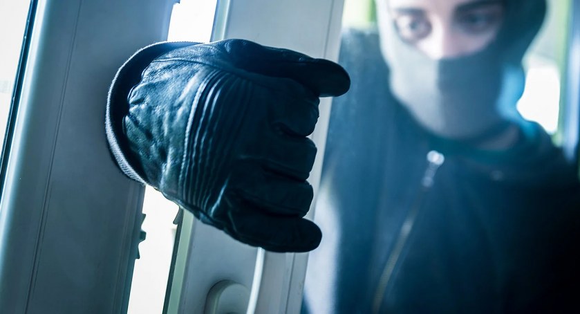 Gruzini wdrapali się po elewacji budynku i weszli do mieszkania przez okno. Tuż za nimi do mieszkania weszli wrocławscy funkcjonariusze