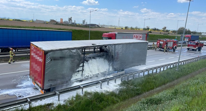Pożar naczepy ciężarówki na A4. Autostrada w kierunku Zgorzelca zablokowana
