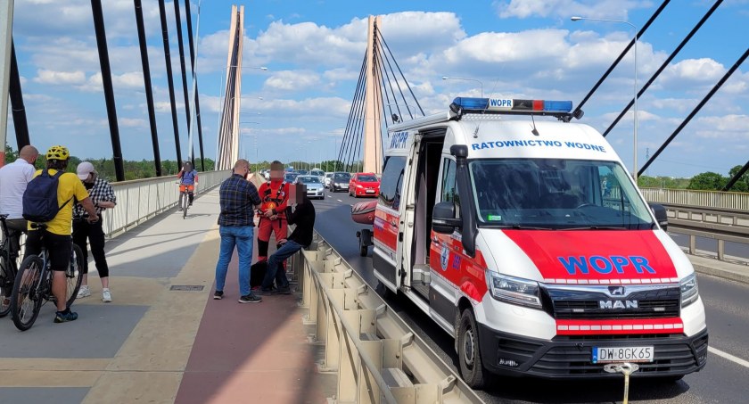 Rowerzyści uratowali życie 50-latka. Mężczyzna chciał skoczyć z Mostu Milenijnego