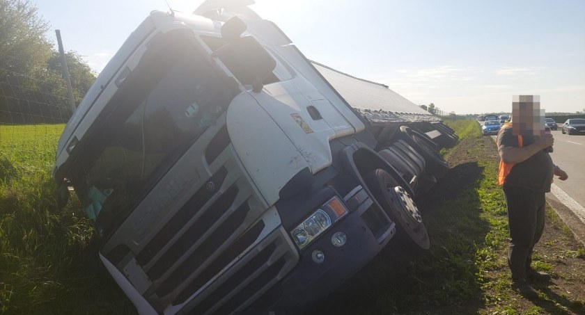 Ciężarówka w rowie na A4. Uwaga na utrudnienia na jezdni w kierunku Zgorzelca