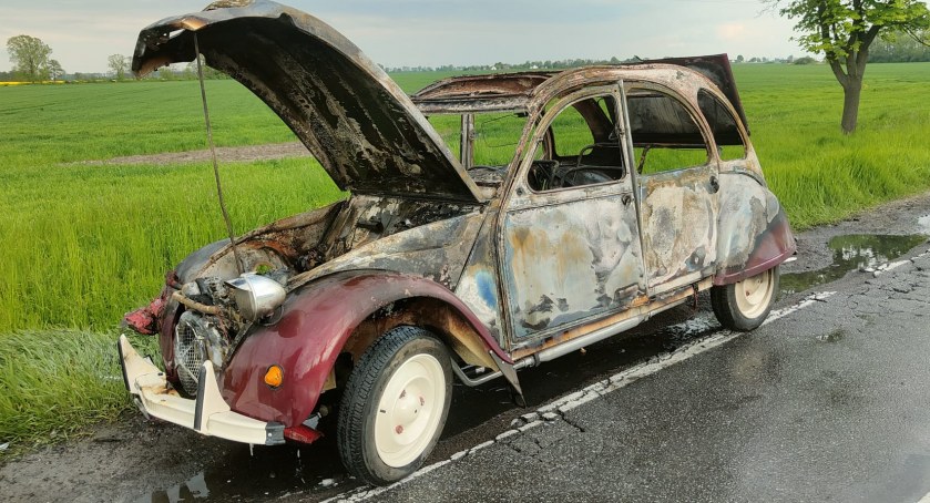 Pożar zabytkowego Citroena w okolicach zjazdu z A4 w Wojkowicach