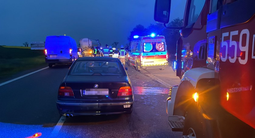 Wypadek z udziałem trzech aut na DK5 pod Osiekiem. Poszkodowana kobieta w ciąży zabrana do szpitala