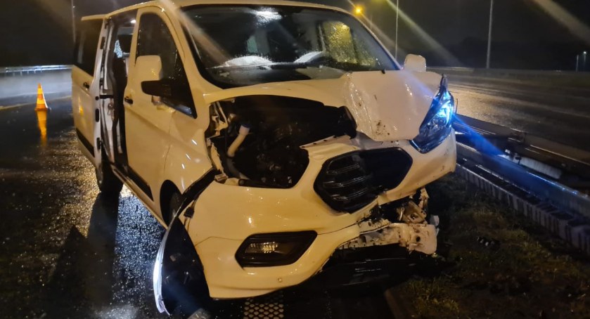 Kolejny wypadek na A4 przed węzłem Bielany Wrocławskie. Zderzenie dwóch busów na zabezpieczonym odcinku autostrady