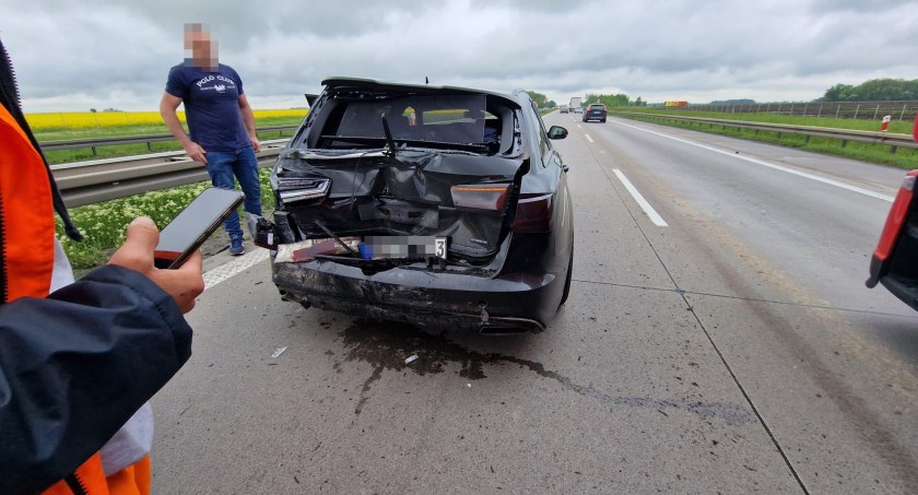 Zderzenie dwóch osobówek na A4 w kierunku Legnicy. Uwaga na utrudnienia