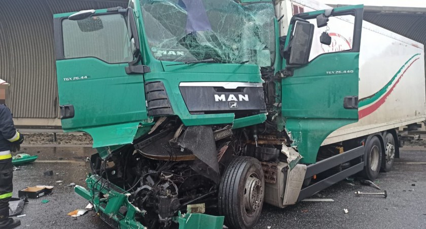 Groźny wypadek z udziałem dwóch osobówek i dwóch pojazdów ciężarowych na AOW przed zjazdem na lotnisko. Kierowca ciężarówki zabrany do szpitala