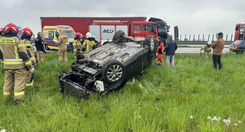 Wypadek na A4 w kierunku Wrocławia. Pojazdem podróżowało 5 osób
